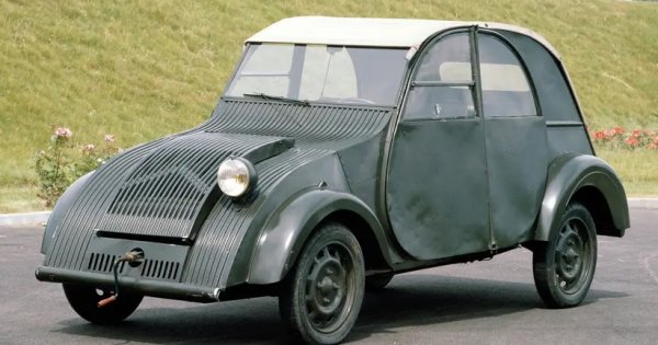 Проектът предизвиква  интерес в нацистите към края на 30-те години. Шефът на дизайна на Citroen Пиер-Жул Буланже е толкова настоятелен германската армия да не се докопа до неговите прототипи за военни цели, че лично ги зазидва в сгради или пъха в сеновали. И си навлича голяма беда.

Но не се отказва. При задаваща се окупация, праща различни прототипи с влакове до произволни градове из цяла Европа. Става толкова неприятен на нацистите, че го обявяват за „враг на Райха“.